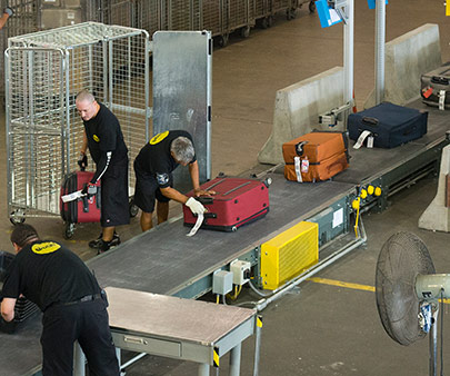 Empleados de BAGS recogiendo equipaje